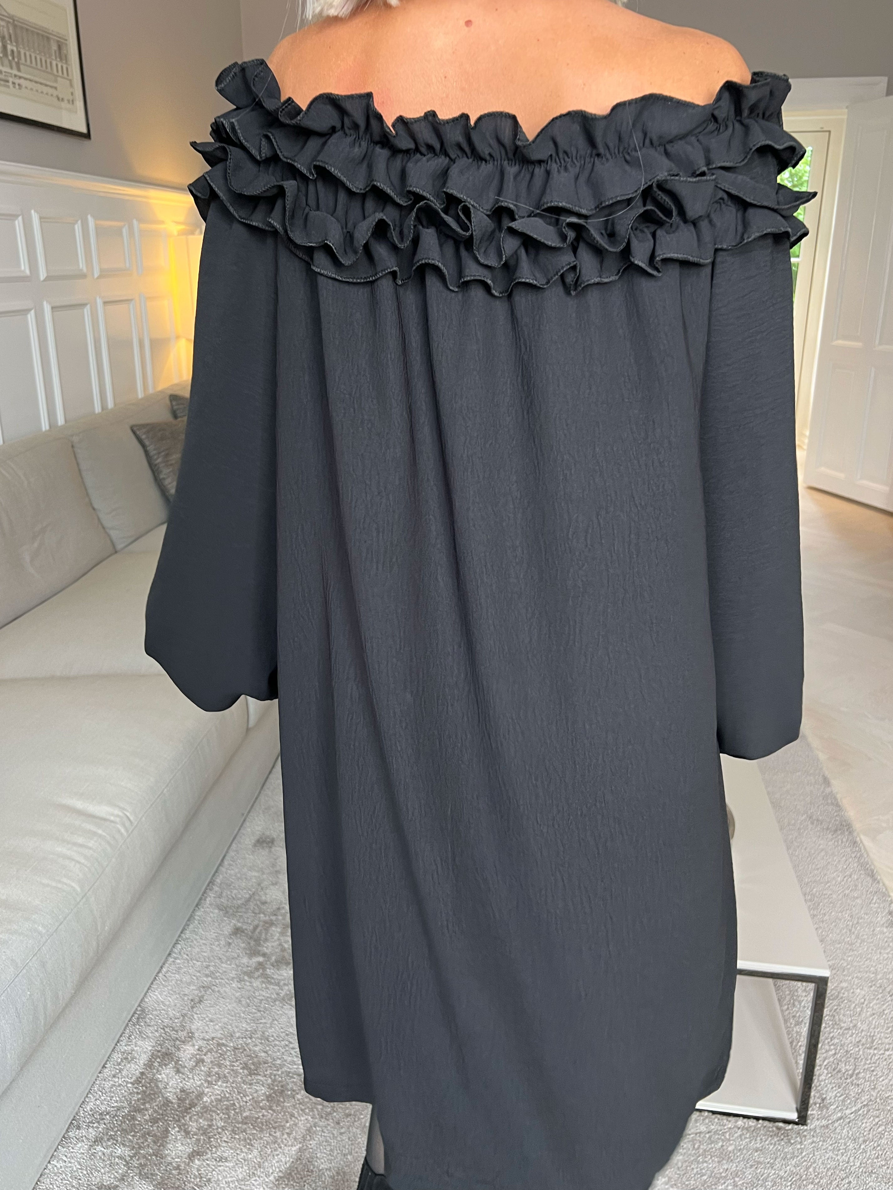 Chili Dress - Klänning med långa ärmar och volanger